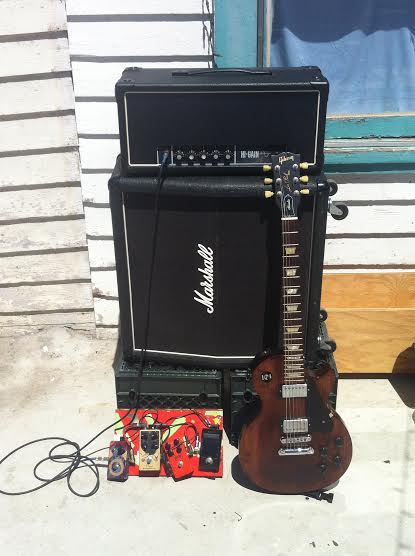 nomad hi-gain, marshall 1965,  holy grail, hoof fuzz, bb pre amp OD, korg tuner, les paul studio