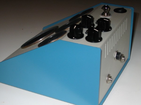 Metal chassis, 3 x 2&quot; speakers and 1 x 3&quot;er, 2 channel, clean was simple booster circuit and dirty was a Frazz