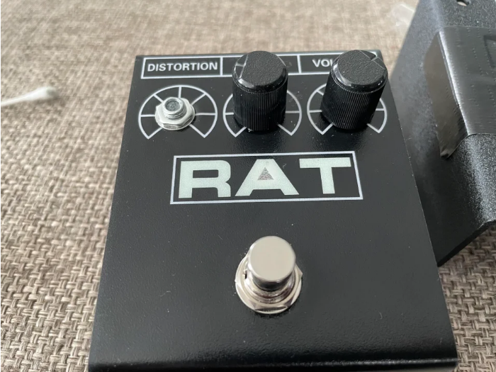 Screenshot 2021-06-22 at 06-45-00 r guitarpedals - How to fix a broken knob on a Rat .png