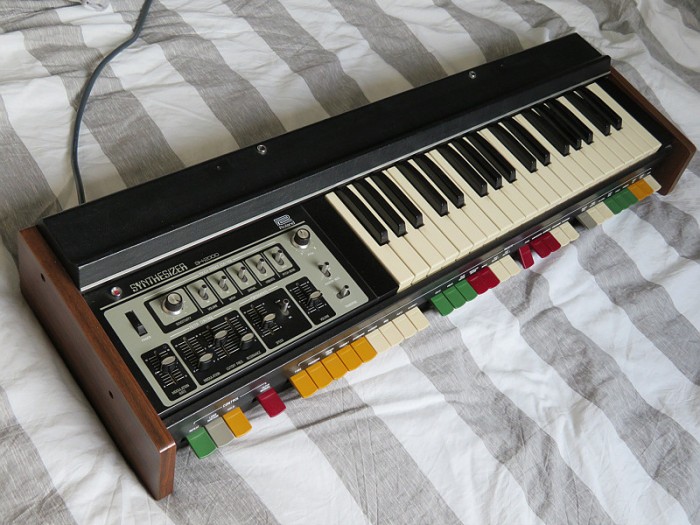 roland_sh-2000_01.jpg