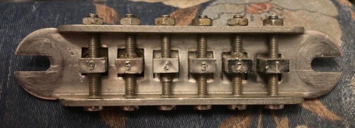 note the visible bushing on the 2d string’s saddle. yes, i did reinstall saddle 6 backwards. no, it doesn’t make any difference.